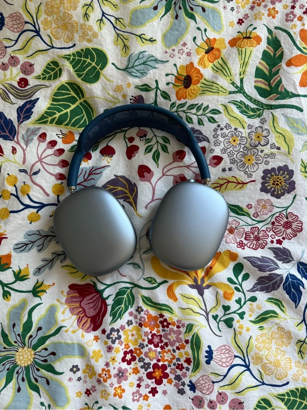 Apple AirPods Max & Smart Case in Sky Blue
